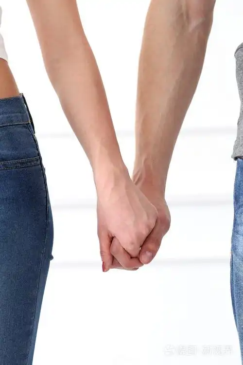手牵着手的情侣