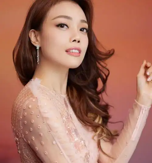 容祖儿,生于1980年的香港,拥有独特魅力的华语流行"天后"