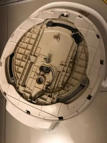 美的电压力锅12ss505a怎么拆上盖