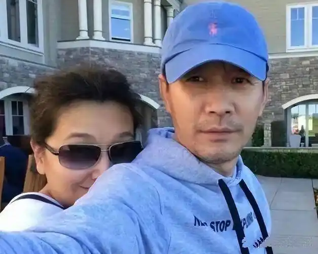 57岁江珊躲在老公身后好幸福,三段感情个个都是超级帅哥.