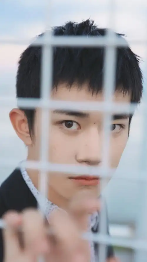 易烊千玺宝马新生代代言人##易烊千玺平头