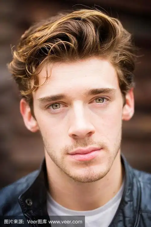 忧伤的年轻英国男学生一头卷发