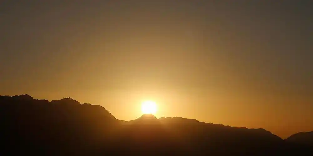 太阳升起,显现更加清晰的山的轮廓线