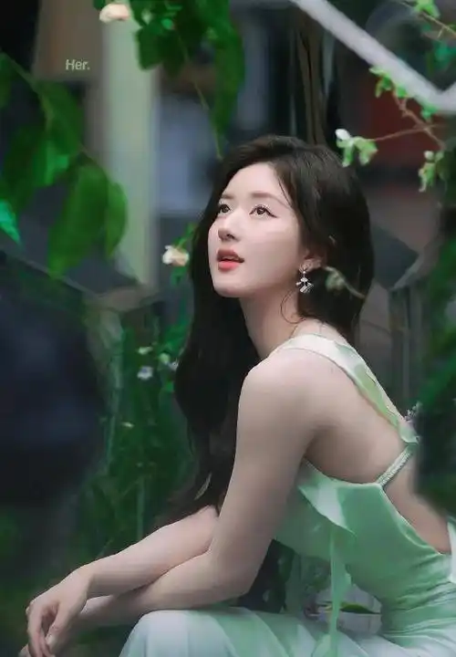 赵露思绿色露肩露背礼服再次让网友哭了!_活动_好身材_皮肤