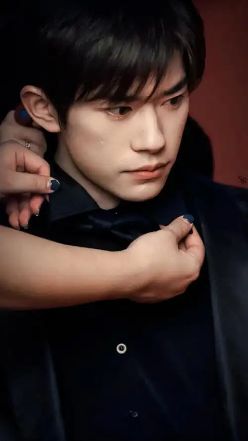 四字 易烊千玺 yyqx 四字弟弟##易烊千玺黑西装抓拍