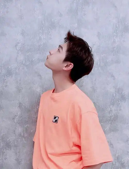穿粉色卫衣的杨洋真的好甜好可爱啊