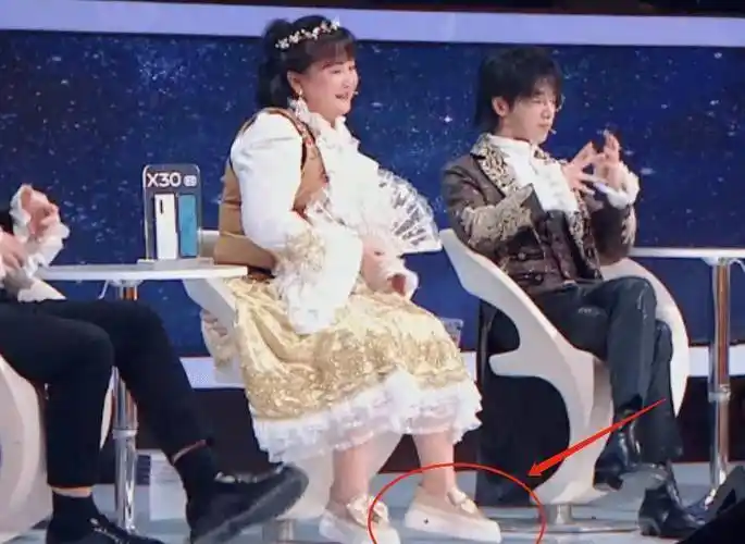 根据官方消息,贾玲的身高是有166cm的,而华晨宇的身高是173cm,想必