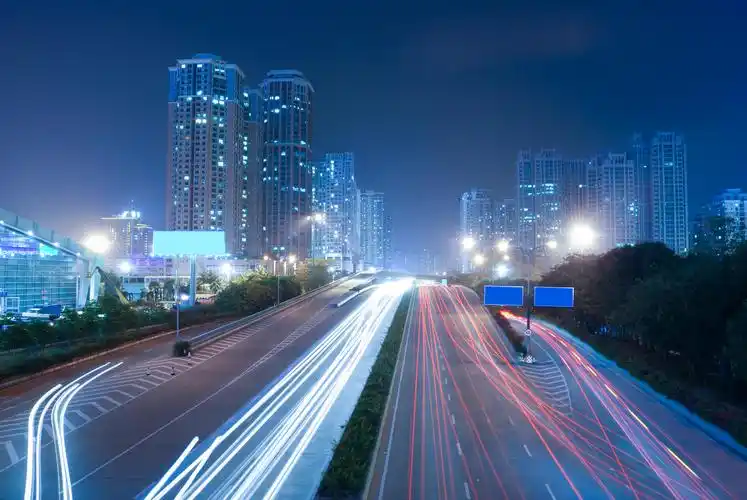 在夜晚的城市交通