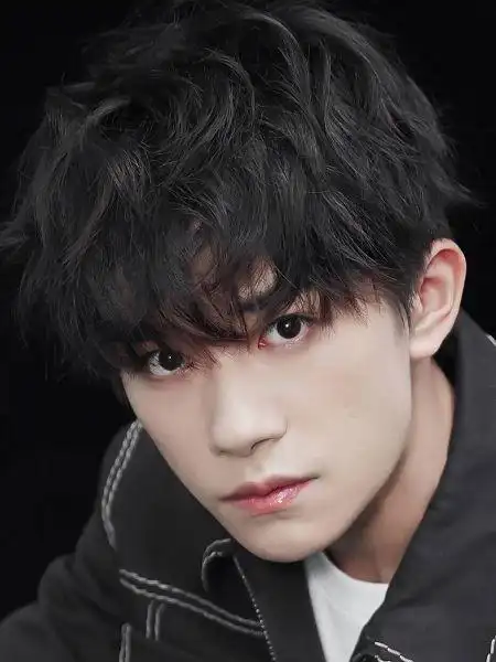 易烊千玺板寸头来袭不是一般地帅气