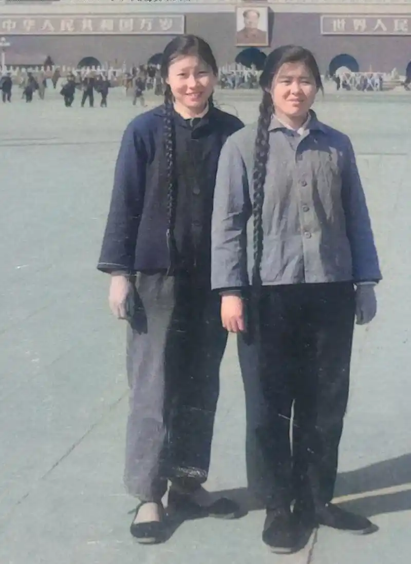 历史老照片: 上世纪七十年代,两位女知青在天安门前的留影.