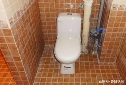 设计师设计坑距不足,马桶成摆设,师傅没用移位器,改的很巧妙