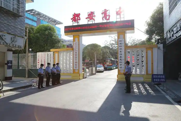 委派驻县教育局纪检监察组组长盘旋一大早就赶到该县都安高中高考考点