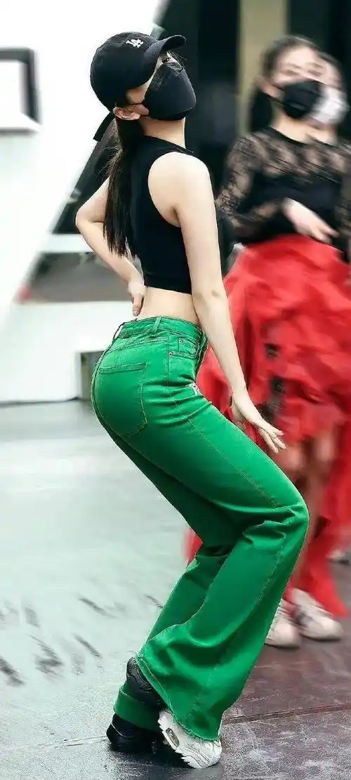 李菲儿柯基臀鼻祖身材苗条有线条超自律