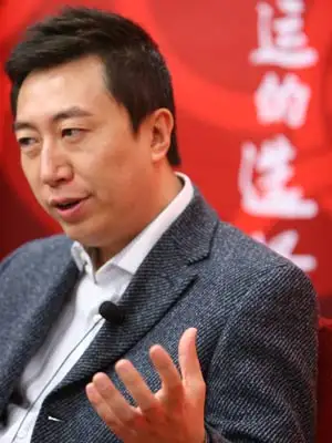 cctv-2《对话》栏目主持人陈伟鸿搜狐聊两会