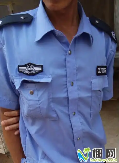 三亚一小区物业乱收停车费保安穿警服胸徽为协警