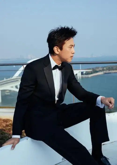 今天晚上的邓超真的是格外的帅呀,认真搞事业的男人真的是超级的帅气