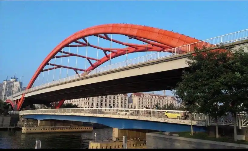 金钢桥1996年建成,为双层拱桥.