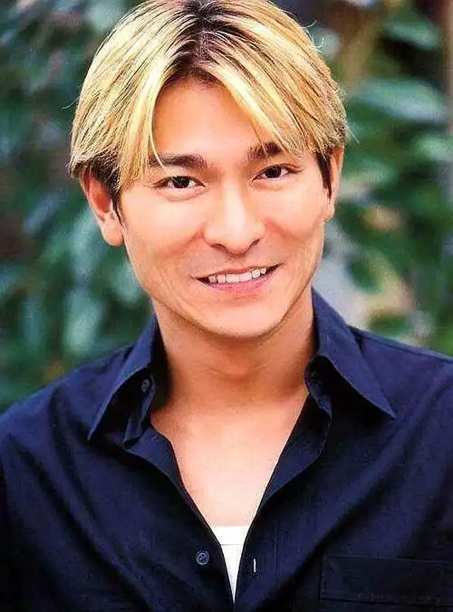 先来看看一代天王刘德华的中分造型吧,年轻时候的华仔简直帅到掉渣,是