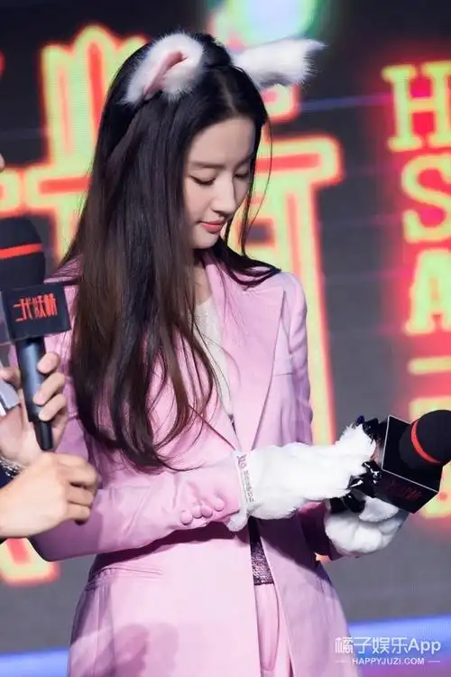 刘亦菲驾驭起西装反而有种独特的气场和精致,而且能把嫩粉色穿的不俗