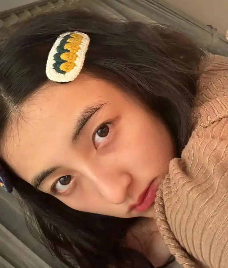 张子枫居家自拍照古灵精怪,她不工作就喜欢素颜,眉毛锋利有型,凌乱的