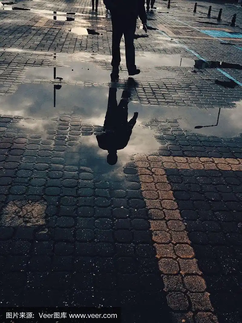 水中倒影的人走在街上