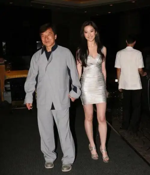 刘亦菲跟成龙出席活动真敢穿画面太美但一个小细节让大哥无奈
