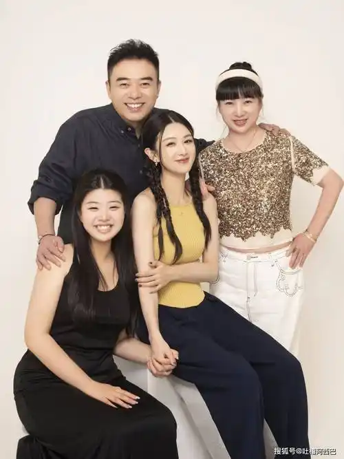 薇娅全家福曝光!妈妈气质优雅女儿阳光可爱
