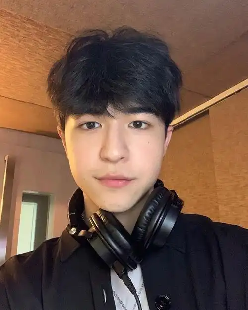 明明是奶狗 都给我进来看帅哥自拍!(尹浩宇)