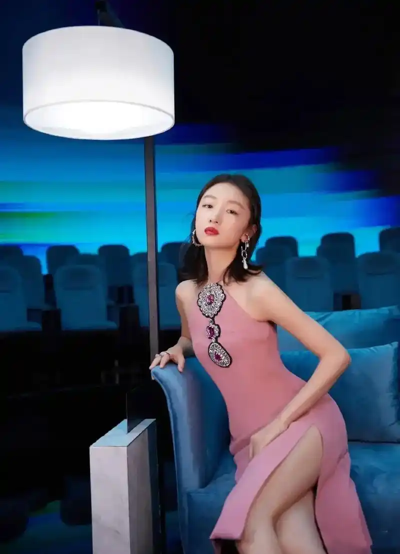 周冬雨太有少女感穿浅粉色挂脖裙身材苗条尽显骨感美