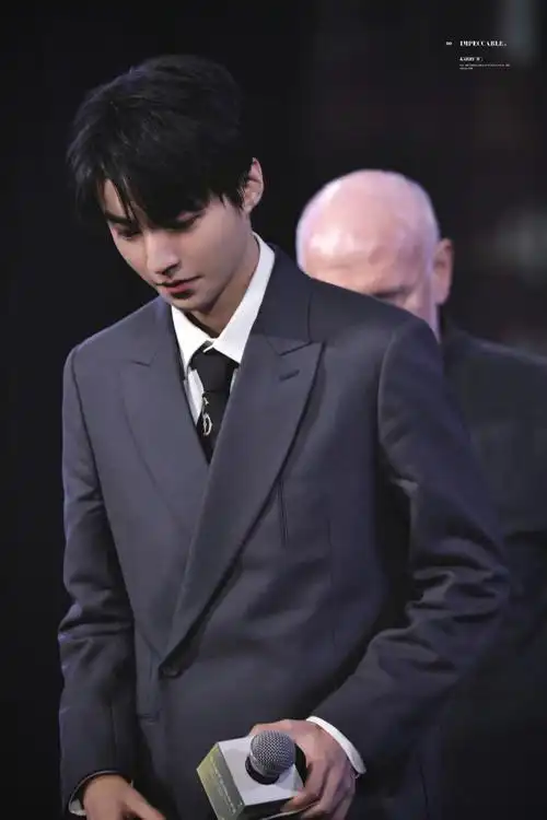 王俊凯红毯全身镜头