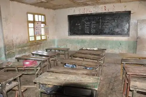 拉青达觉小学的破旧教室拉青达觉小学生期待的眼神拉青达觉小学的学生