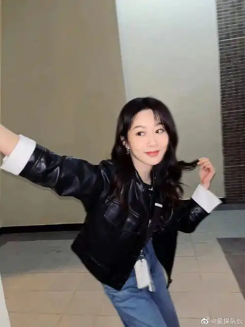 杨紫皮衣live图##杨紫#杨紫最新动态晒出live图,状态极佳的紫妹lvve