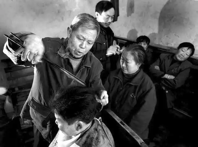 南国都市报数字报-至今还在火钳烫发 br>头发烫好可定型3个月