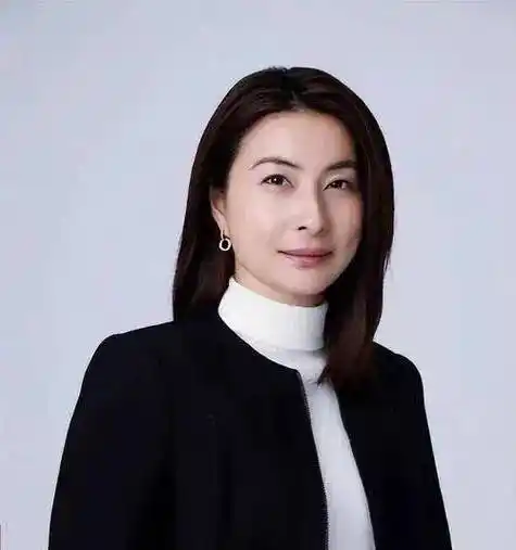 原创郭晶晶近况曝光珍珠上衣引热议家庭幸福显低调奢华