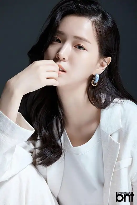 韩国女艺人金智恩最新杂志写真曝光