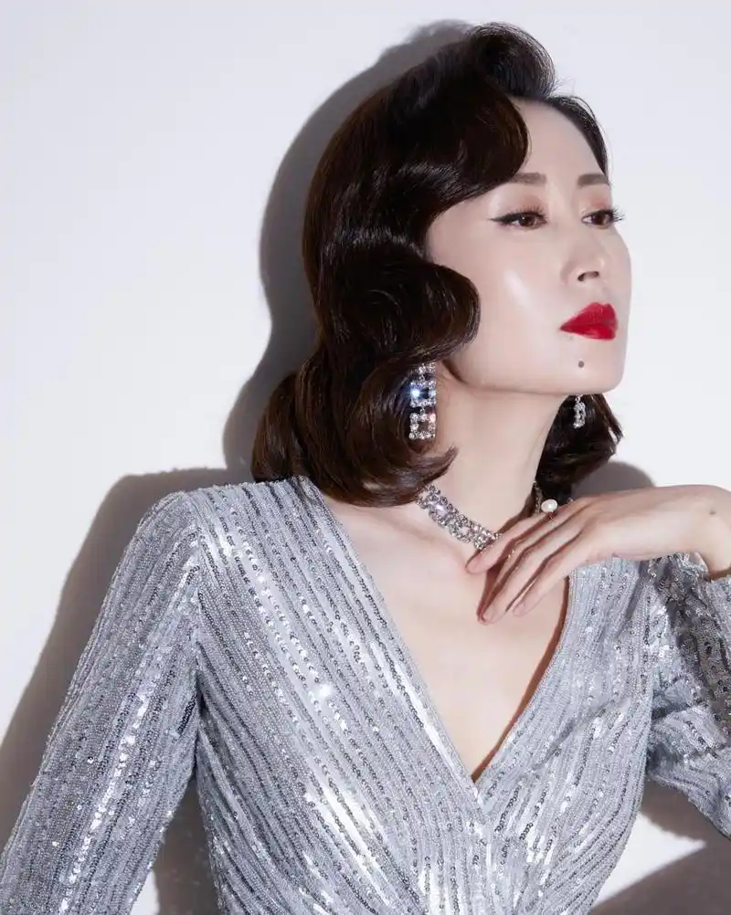 2010年,刘敏涛和老公去日本旅游,可一根20元的冰淇淋老公都不给她买.