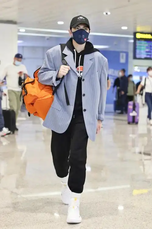 一周男星穿搭丨西装「异闻录」中国男星步履不止|西装|硬朗|明星_新浪