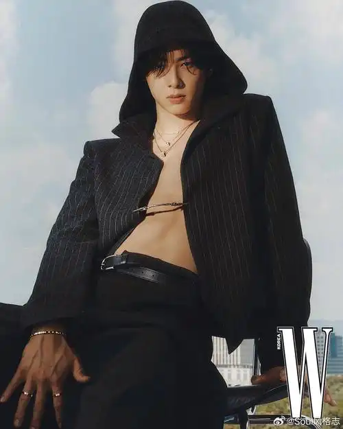 11月刊佩戴chaumet珠宝出镜,凌乱发丝和流畅肌肉,有点禁欲有点野!