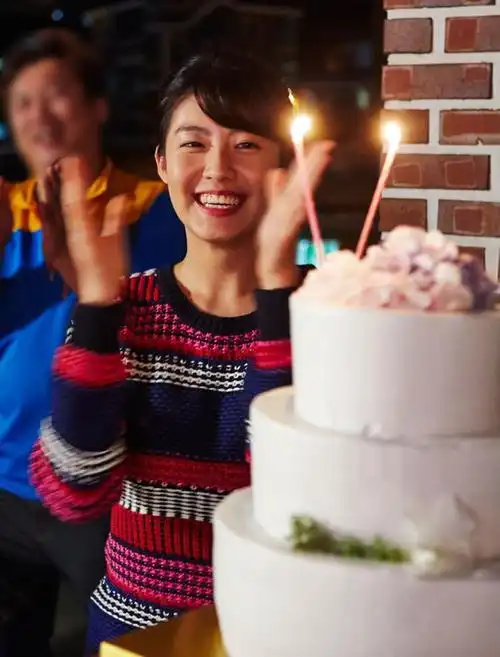 南智贤片场惊喜生日派对 遭朴炯植调皮抹奶油