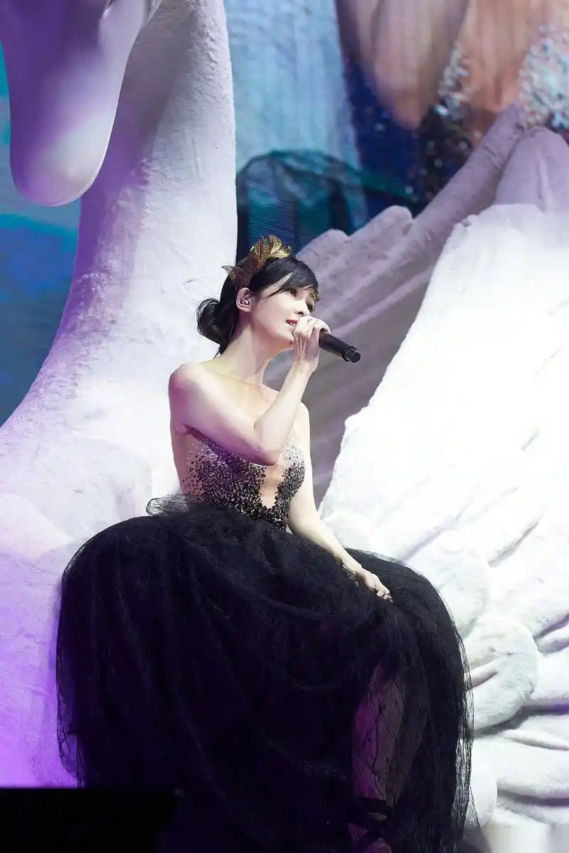 【51岁周慧敏演唱会照片曝光 美似天鹅少女】近日,一组 周慧敏  在小