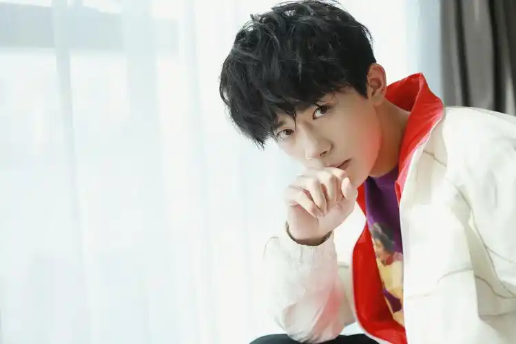 易烊千玺印花t恤混搭条纹 两套不用造型展青春时尚态度-中国时尚网