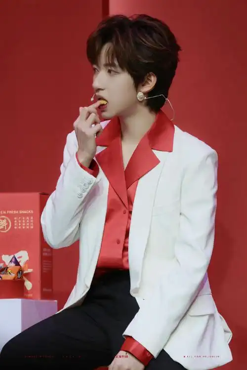 贺峻霖现场可爱三连拍