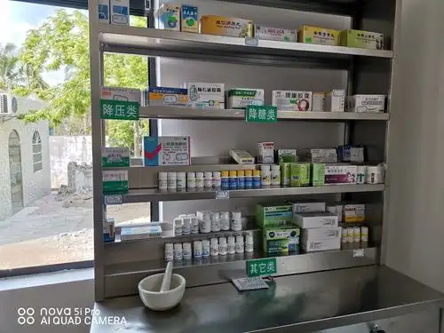 药架药品摆放整齐,分类明确