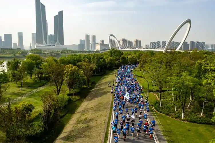 4月16日,2023南京江岛半程马拉松在生态科技岛鸣枪开跑.