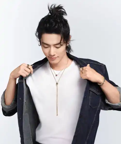 肖战充当顶奢的宝诗龙全球品牌代言人,他的影视作品是演员最大的信任!