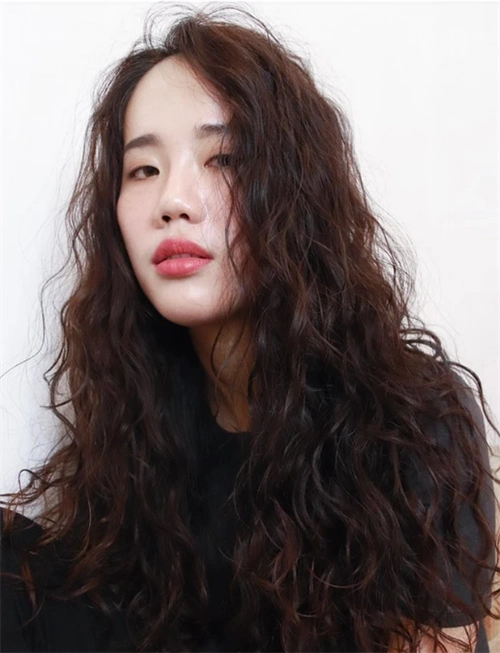 总之羊毛卷的小卷发型,更适合染暖色或亮色,适合亚洲