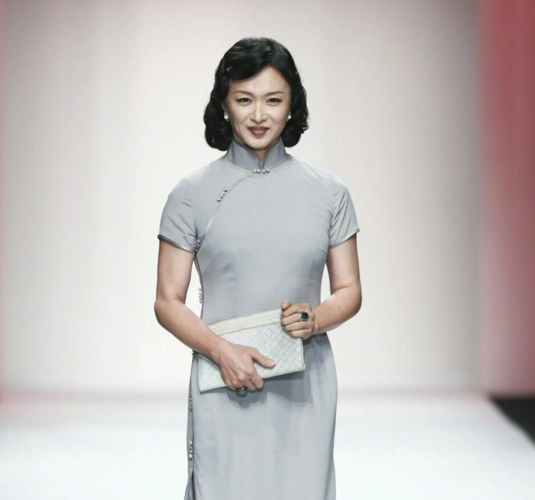 金星带男保镖买西装,男保镖年轻帅气身高195,网友喊话其出道