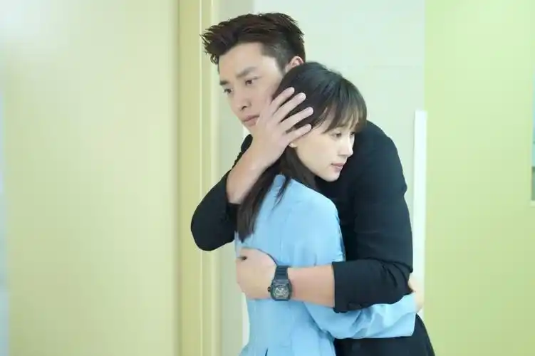 贾乃亮"贴身追"王子文,网友:一巴掌的代价一生还