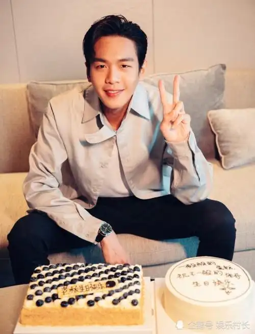 张若昀表白唐艺昕,喊话"这是我老婆也是我孩她妈",为妻子产后复工助阵