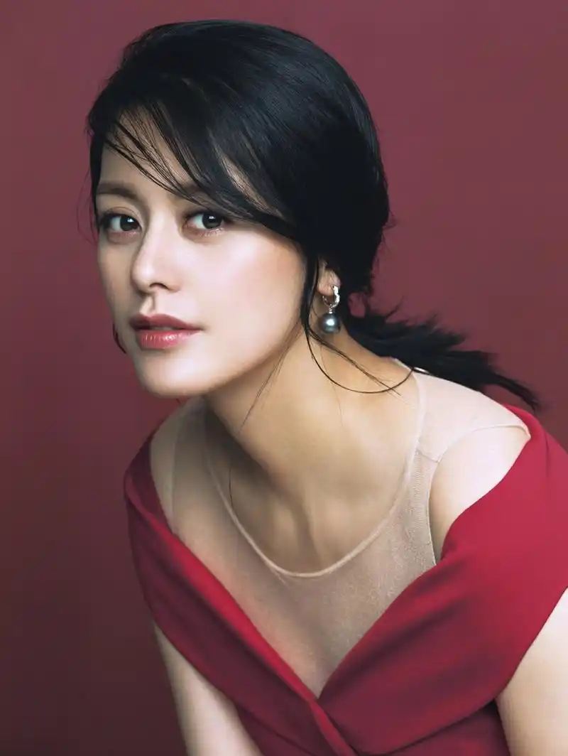 王力可优雅端庄时尚写真